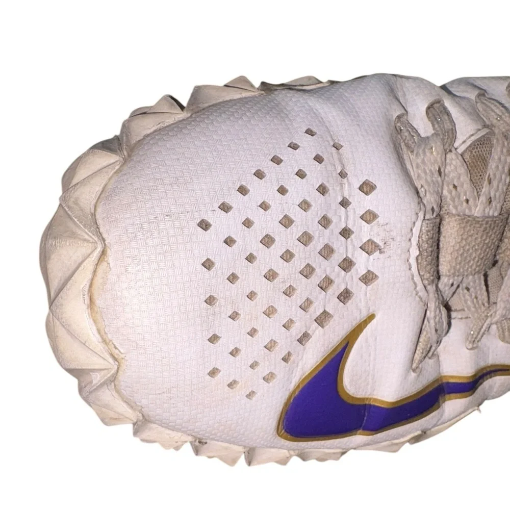 SOLD
NIKE ALPHA HUARACHE 6 ELT TF LAX LE SIZE 9 White, gold & purple shoes - Picture 12 of 15